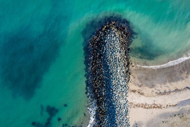 breakwater pemecah ombak pantai