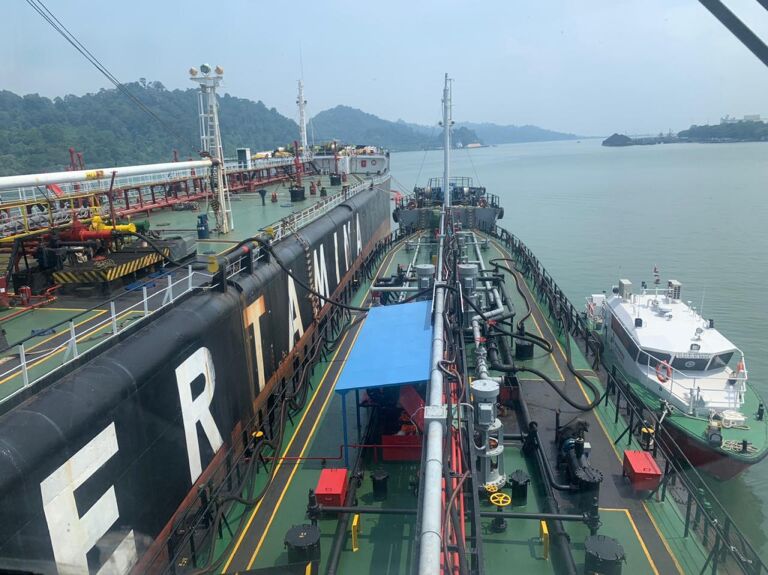 Kapal yang sedang melakukan pengisian bahan bakar di floating storange Cilacap