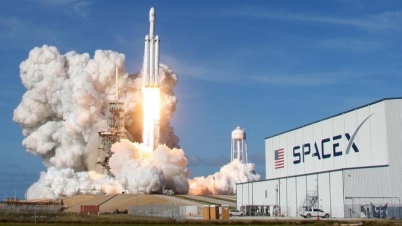 spacex meluncurkan satelit buatan indonesia